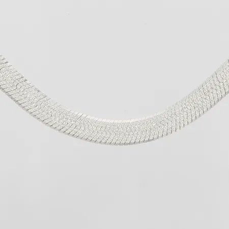 Collier, manglad, längd 41cm, bredd 7mm, 925/1000, slitage, mindre ojämnheter, silver. Vikt: 18,7 g