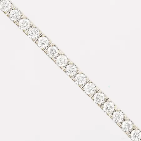 Armband Riviére med briljantslipade diamanter totalt ca 4,16ct, 49 x ca 0,085ct, kvalitet ca W-TCr(H-I)/VVS-VS, några diamanter med nagg på kulett, längd 17cm, bredd 3,5mm, tillverkad av Tagesson guld och diamanthandel AB, Hamstad, 18K vitguld Vikt: 13,5 g