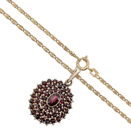 Hänge med Halskedja Irrgång, Granater, silver 830/1000 (kedja i doublé), förgyllning, hänge längd inkl. ögla 29 mm, bredd 18 mm, uppbyggnad 9 mm, samtliga stenar i behåll och utan anmärkning, tillverkarstämpel HE, kedja längd 38 cm, bredd 1,8 mm, vikt tillsammans 6,4 gram Vikt: 6,4 g