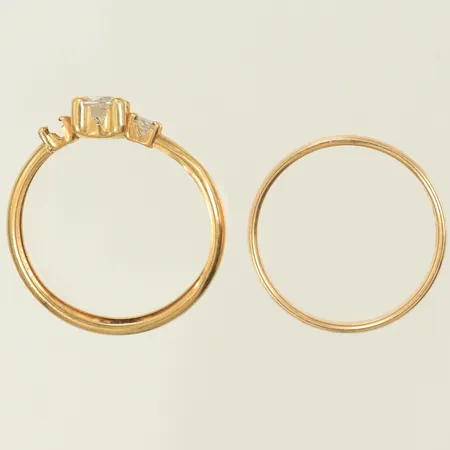 Två ringar, en slät och en med vita stenar, slitna, saknar sten, gravyr, 18K, 3,4g Vikt: 3,4 g