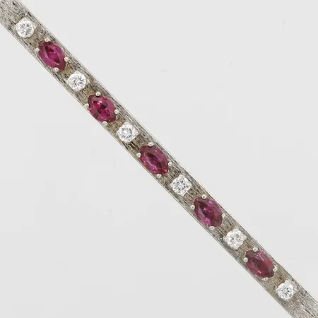 Armband med rubiner ca 0,20-0,30ct/st, och diamanter 0,29ct W(H)/VS enligt gravyr, längd: 18,5cm, bredd: 4mm, svensk importstämpel, 18K vitguld Vikt: 15,8 g