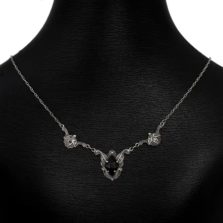 Vintage Collier 1930-tal, silver 830/1000, svart sten, Markasiter, integrerat hänge, kedja Ankarlänk, lås med Markasiter, samtliga stenar i behåll, längd 49,5 cm, hänge längd 70 mm, bredd 18 mm, svensk kontroll/importstämpel, baksidan med samtida gravyr "ANNA 13/4 1935"  Vikt: 5 g