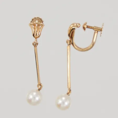 Ett par örhängen med odlade pärlor, längd 3mm, bredd 0,9-6mm, skruvlås, 18K,  Vikt: 2,4 g