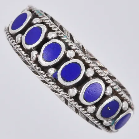 Ring med Lapis lazuli, stl: 18, bredd ca 3-7mm, 925/1000 silver Vikt: 4 g