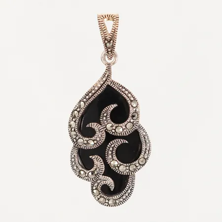 Hänge med markasiter, svart plast, höjd 45mm, bredd:20mm, 925/1000 Silver.  Vikt: 5,3 g