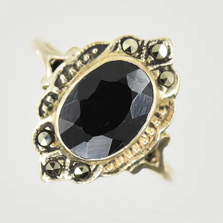 Ring med svart sten och markasiter, stl 16, bredd 2-16 mm, 925/1000 silver. Vikt: 2,2 g