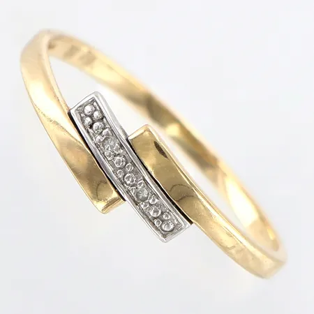 Ring med diamanter 2x0,005ct, stl 18, bredd ca 1,5-5mm, GHA, 18K Vikt: 1,6 g