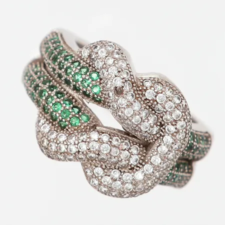 Ring med gröna samt vita stenar, stl17, bredd:5-15mm, två stenar saknas, 925/1000 Silver.  Vikt: 7,8 g