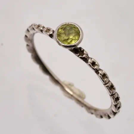 Ring i silver, stl 17½, bredd 1,7-4,9mm, 1st grön sten, mått Ø4mm, 925/10000, vikt 1,43g.