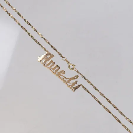 Collier med namnhänge, längd 53,5cm, bredd 2-14,3m, 14K  Vikt: 6,6 g