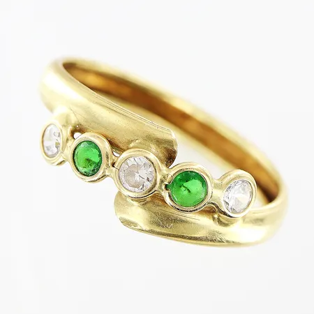 Ring, vita och gröna stenar, stl 17¼, skev skena, 14K Vikt: 1,3 g
