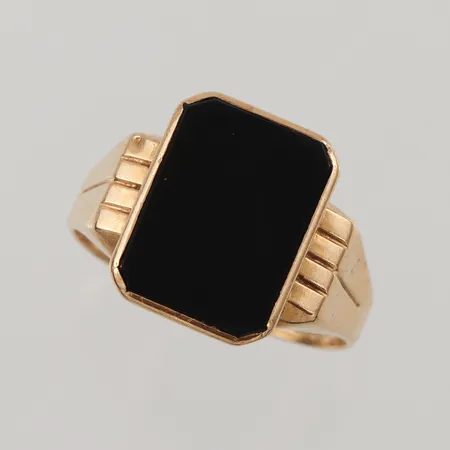 Klackring med onyx, Ø20½, bredd: 2,6-16,5mm, ojämnheter, 18K, 5,0g.