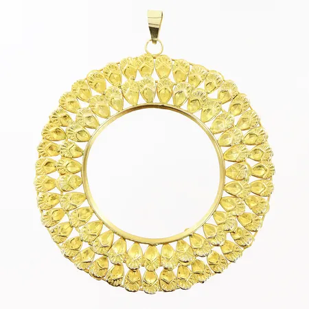 Hänge, infattning till mynt där mått är ca 40mm, 69x82mm, två klor saknas, bucklor, 14K Vikt: 6,2 g