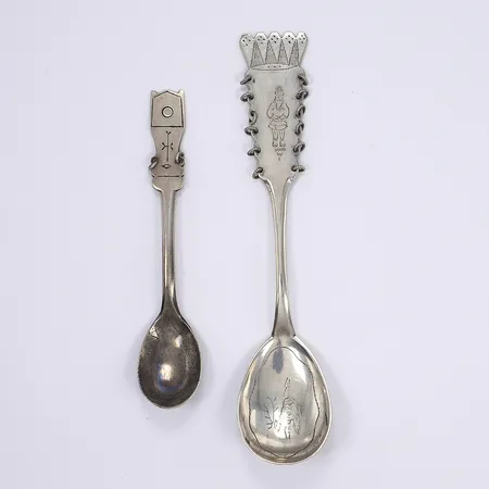 2 Skedar graverad samisk dekor bl a Boliden längd 10,6-14,2cm 1952 och 1962 en med gravyr silver 830/1000 Vikt: 33,7 g