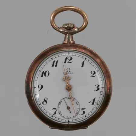 Fickur Omega Grand Prix Paris 1900, 35mm, defekt, går ej, innerboett i silver, 900/1000 Silver. Vikt: 0 g