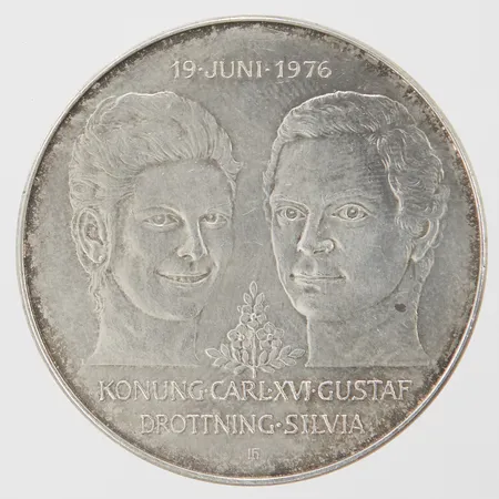 Minnesmynt Konung Carl XVI Gustaf och Drottning Silvia, 19 juni 1976, 50kr, Ø 36mm, repig, 925/1000 silver Vikt: 26,9 g