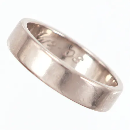 Ring slät vitguld stl 19½, bredd: 5mm, gravyr, 18K Vikt: 8,1 g