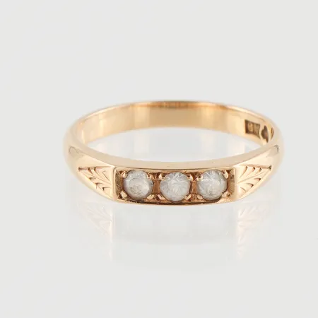 Ring med vita stenar, Ø17½, bredd: 2,7mm, 18K, 3,4g.