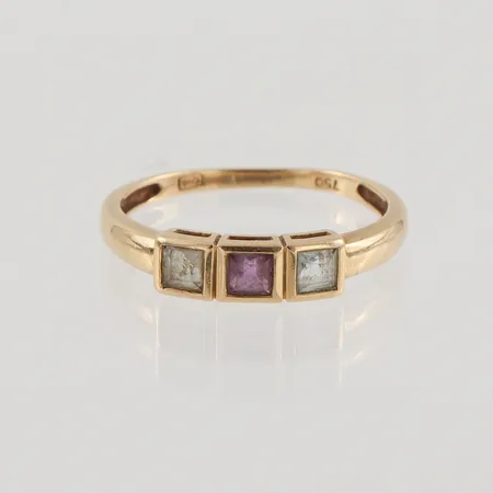 Ring med vita samt lila sten, Ø17¾, bredd: 1,3-4,2mm, skev skena, 18K, 2,3g.