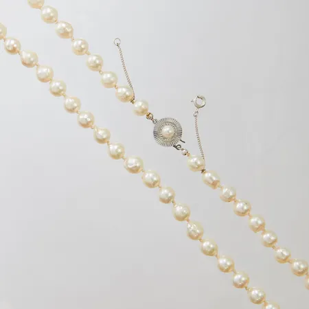 Pärlcollier med semibarocka, odlade saltvattenpärlor, längd ca 44,5cm, bredd 7,5mm, säkerhetskedja, silverlås 835/1000 silver, bruttovikt: 30,5g.