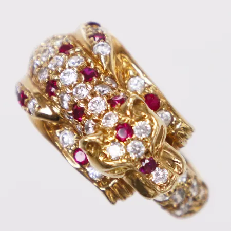 Ring panter röda & vita stenar, stl 17¼, bredd 5-12mm, stenar saknas, 18K  Vikt: 11,7 g