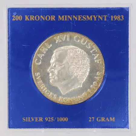 Minnesmynt 200kr, Sveriges Konung i 10år, 1983, 925/1000 silver. Plastetui. Vikt: 27 g