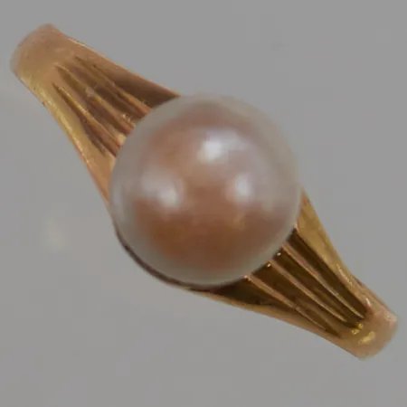 Ring odlad pärla, Ø18½, bredd:7mm, skev skena, 18K 2,6g.