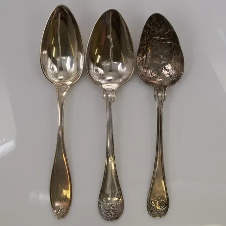 3 Skedar, 22cm, gravyr/defekt, 830/1000 Silver 127,7g.