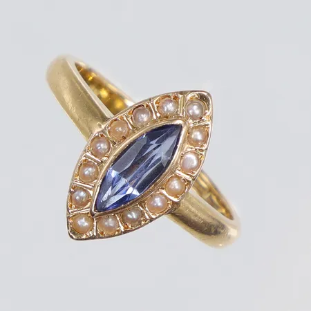 Ring Art Deco med blå sten samt pärlor markisformad stl 18 bredd 2-16mm K&EC (Carlson K & E) Göteborg 1943, 18K Vikt: 4,9 g