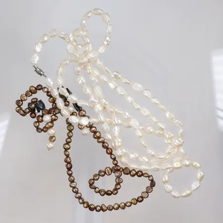 Collier med odlade sötvattenpärlor samt defekt collier med sötvattenpärlor, längd 115cm samt 60cm 