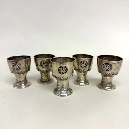 5 Bägare på fot, höjd 6cm, Ø4,5cm, bucklor, gravyr, silver 830/1000 Vikt: 113,4 g