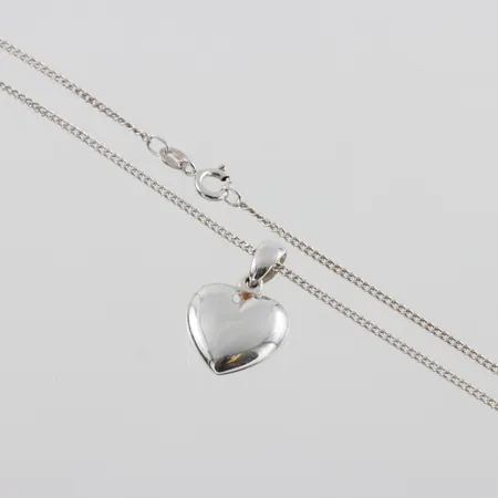 Halssmycke med hjärta, Pansar längd 46cm, bredd 1,5mm, höjd med ögla hjärta 23mm, silver Vikt: 5,1 g