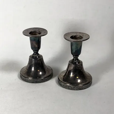 Ett par ljusstakar Ceson Göteborg 1989 nedtill dekor av bård fyllda något skeva ljusmanschetter silver 830/1000 bruttovikt 253,9g Vikt: 0 g