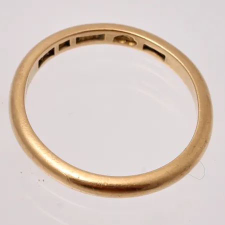 Defekt guld, 18K, vikt 4,64g.