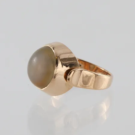 Ring med sten Stigbert Heribert Engelbert AB  Atockholm ,storlek 17 mm, bredd 2.8-14.9 mm,18k. Vikt: 4,9 g
