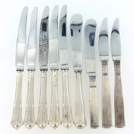 9 knivar olika modeller och storlekar, stål i blad, slitage/bucklor, bruttovikt 333,1g, silver 830/1000.