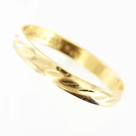 Ring slät, stl 21¼, gravyr, 18K Vikt: 2,3 g