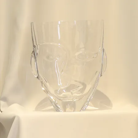 Vas i kristall Martti Rytkönen för Orrefors modell: Ramses signerad och numrerad m12523624, höjd 27 cm, med originallåda Skickas med postpaket.