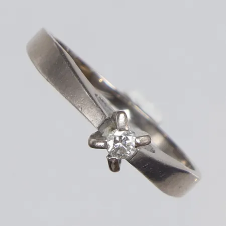 Ring i vitguld 1xca0,11ct stl 20 bredd 1,2-3mm K&EC (Ceson) Göteborg 1976 18K Vikt: 3,7 g