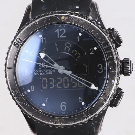 Herrur Sjöö Sandström UTC Skydiver, Black Night, Official Watch of the Swedish Air Force, Ø44mm, quartz, stål, datum, no. 82, analog/digital, repor, slitage, färgbortfall, gummilänk med fläckar, inga övriga tillbehör