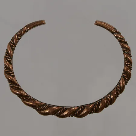 Armband Kalevala Koru stelt, innermått ca Ø61x46cm, bredd:6-8mm, signerad KK samt Made In Finland, brons. Vikt: 0 g