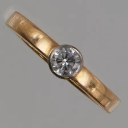 Ring diamant ca 0,20ct, Ø14¼, bredd:2,5-4,5mm, gravyr, 18K 4,0g.