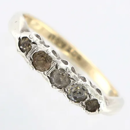 Ring stl Ø17 med vita stenar, bredd 2-4mm, överdel i silver, halva skenan i 9K Vikt: 2,3 g