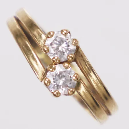 Ring vita stenar, stl 17½, bredd 3,2-7mm, Guldfynd, skev skena, 18K  Vikt: 1,2 g