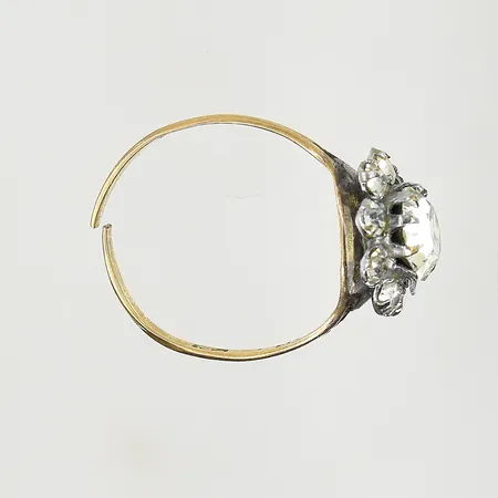 Diverse defekt guld med stenar infattade i silver, skena 18K. bruttovikt 1,7g Vikt: 0 g