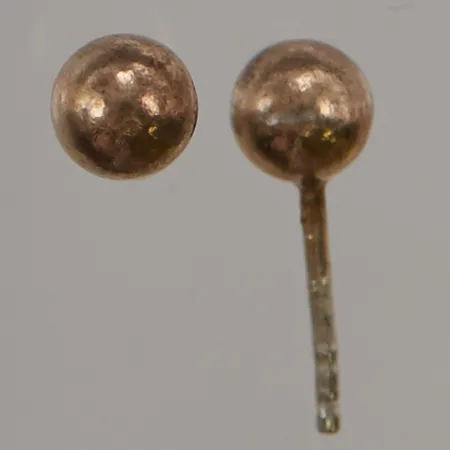 Ett par örhängen, 4mm, saknar snurrebussar, 925/1000 Silver 0,6g.