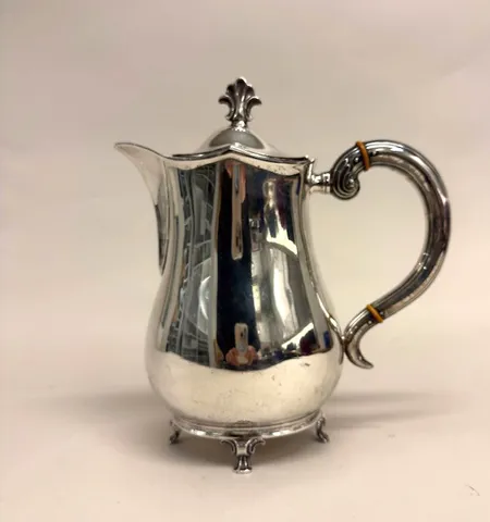 Kaffekanna, höjd 24cm, bredd 21cm, CG Hallberg, år 1935, gravyr på undersida, silver 830/1000 Vikt: 530,3 g