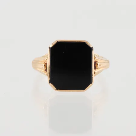 Klackring med onyx, Ø19¾, bredd: 2,8-15,9mm, gravyr, 18K, 5,6g.
