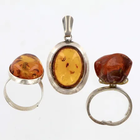2 ringar & 1 hänge med bärnsten, ringar ca stl 18, hänge ca 40mm, 925/1000 Silver Vikt: 16,3 g