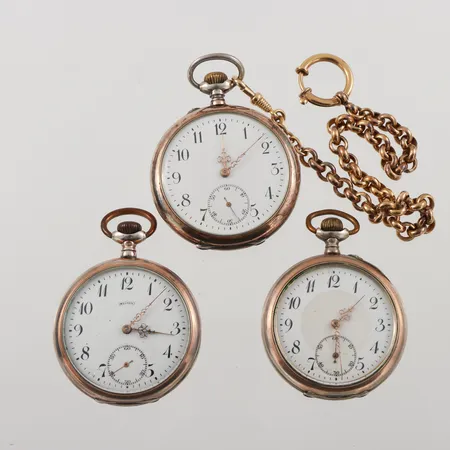 Tre fickur 47-50mm, silver, ej funktionstestade, en fickurskedja i oädel metall.